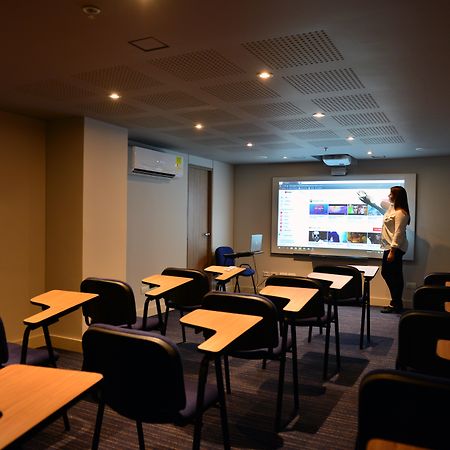 Park V Hotel & Suites Cali Bagian luar foto
