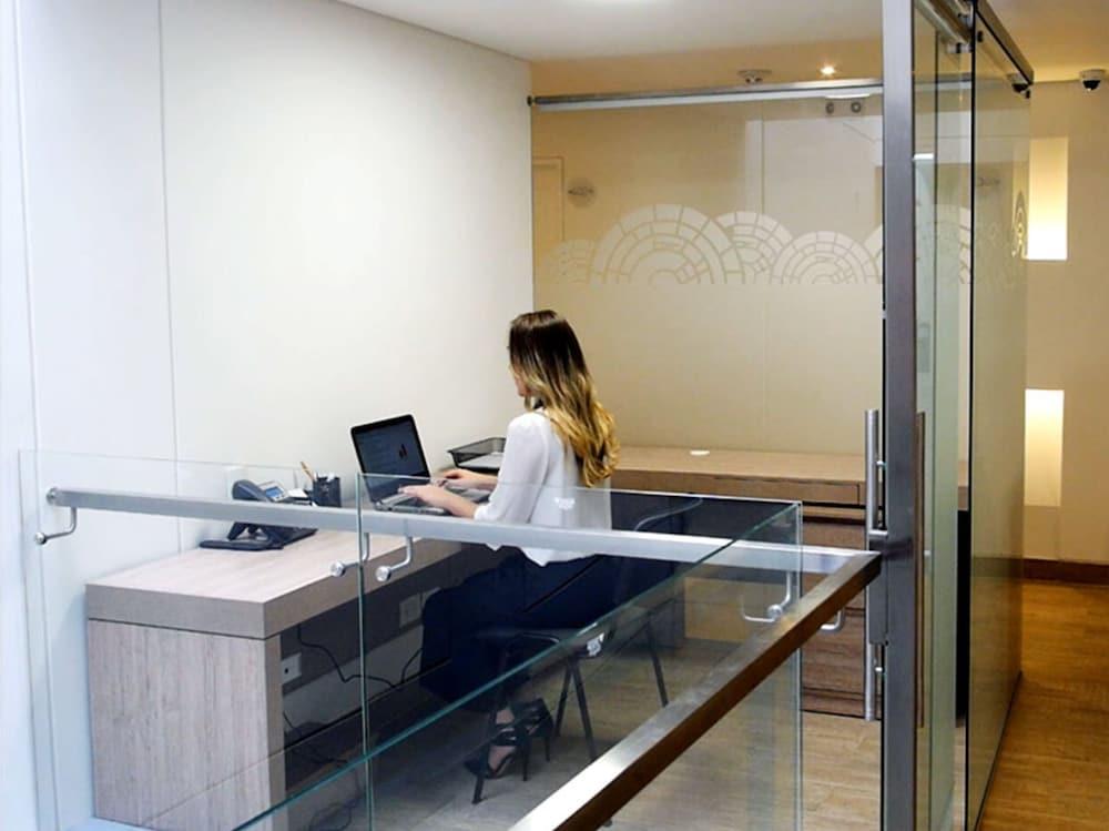 Park V Hotel & Suites Cali Bagian luar foto